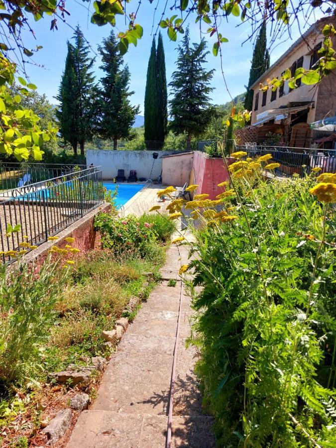 Logement D'Exception Pres Du Colorado Provencal Dans Une Residence Au Calme Avec Piscine Offrant Une Vue Imprenable Sur Le Luberon Depuis Sa Terrasse Viens Bagian luar foto