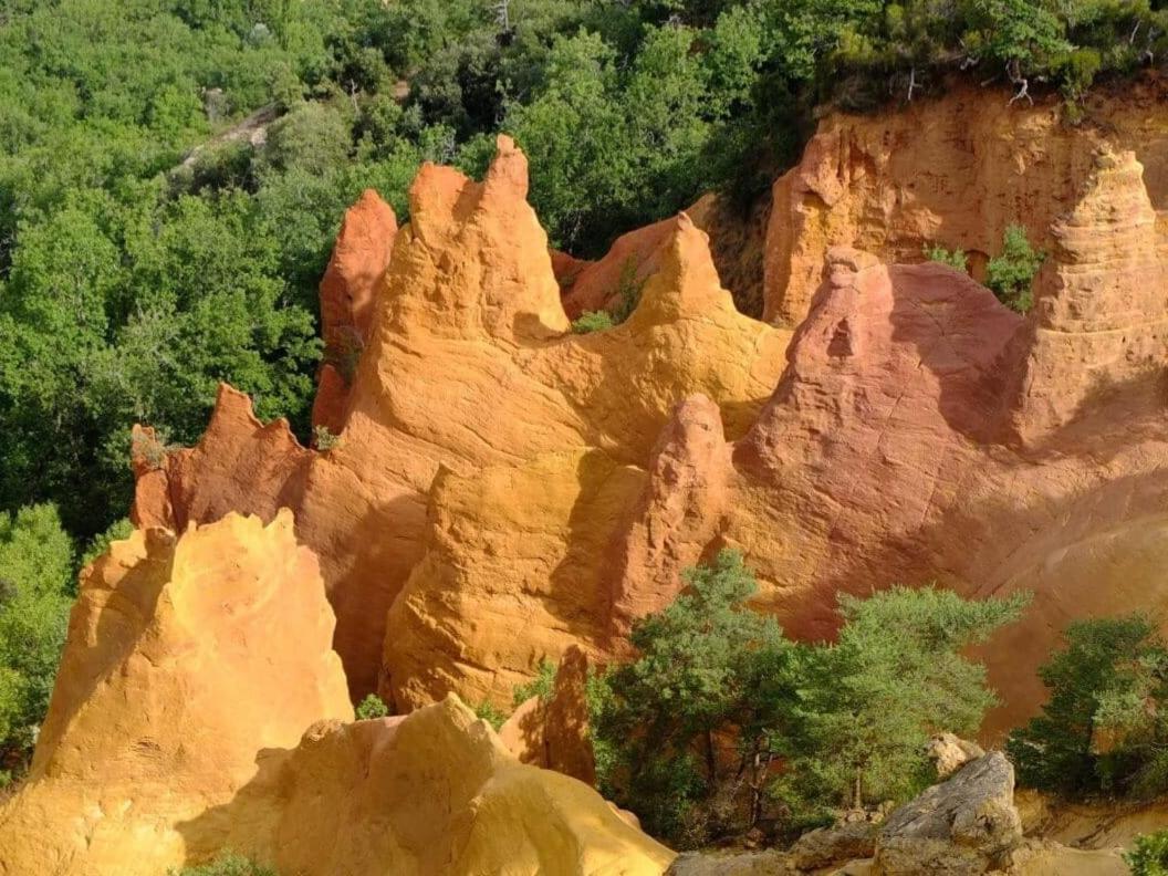 Logement D'Exception Pres Du Colorado Provencal Dans Une Residence Au Calme Avec Piscine Offrant Une Vue Imprenable Sur Le Luberon Depuis Sa Terrasse Viens Bagian luar foto
